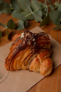 美味巧克力酱淋面牛角包