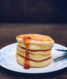 堆叠的美味煎饼淋着糖浆