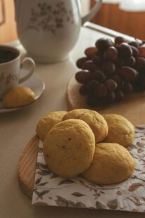 美味饼干与水果的惬意组合