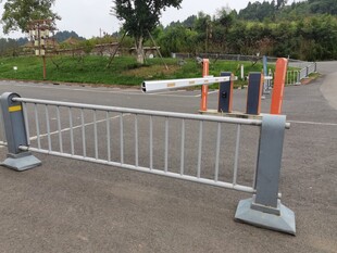 户外可移动白色金属护栏