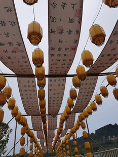 灯笼彩旗装点的喜庆长廊