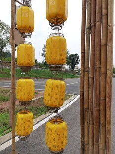 路边悬挂的黄色灯笼装饰