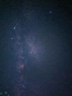 深邃星空下的梦幻宇宙景象