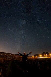 星空下的旅人张开双臂