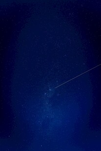 深蓝色夜空下的流星轨迹