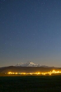 夜幕下的城市与远山景观