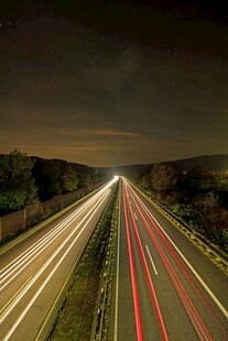 夜间公路车流光影轨迹