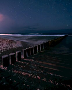 海边夜色下的防波堤