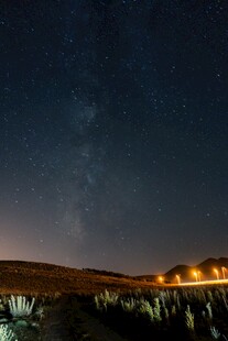 夜空下的璀璨星河与村落