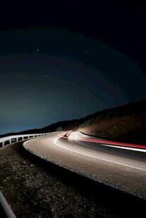 夜间公路光影轨迹