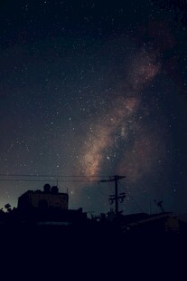 夜空下的城市与璀璨星河