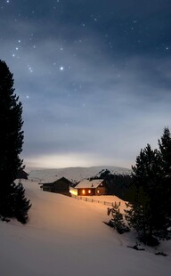 雪夜山林中的温馨小屋