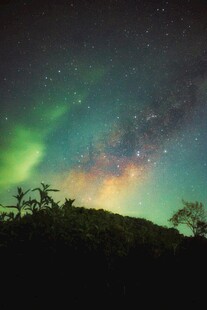 夜空中绚烂的极光美景