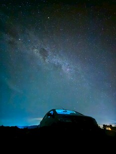 夜空下的山峦与璀璨星河