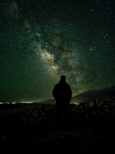 星空下的孤独身影