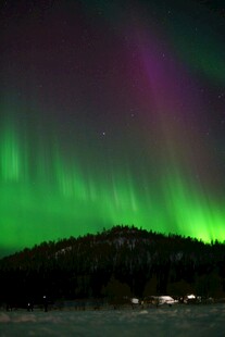夜空中绚烂的北极光景观