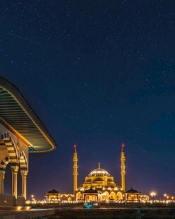 夜幕下的伊斯兰风格建筑