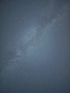 深邃夜空下的朦胧星河