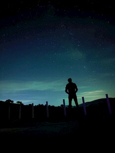 夜幕下的孤独骑行者