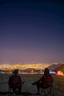 两人夜赏城市璀璨灯火