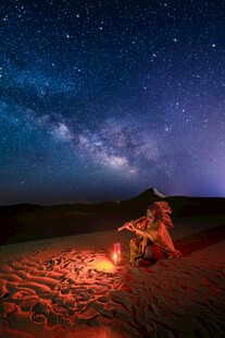 沙漠篝火旁的星空浪漫夜