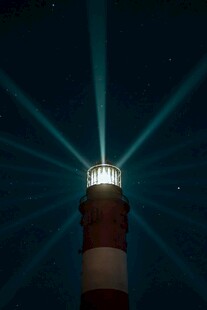 夜空中闪耀的灯塔光束