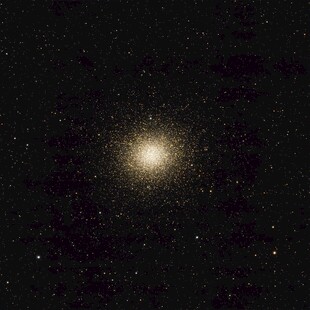 夜空中闪耀的明亮星系