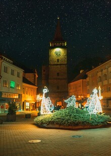 夜晚小镇的钟楼与圣诞装饰