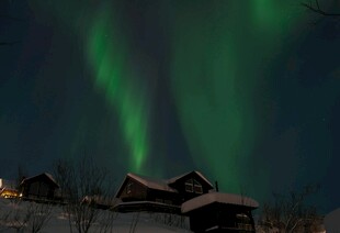 极光下的雪中小屋