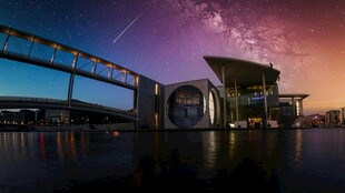 城市夜景中的桥梁与建筑