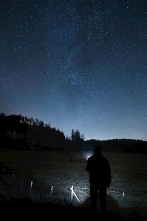 湖畔夜钓者与璀璨星空
