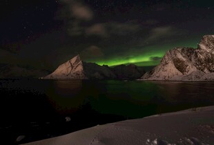 夜空中的极光与壮丽山峦