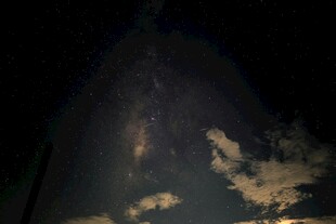 夜空下的朦胧建筑轮廓