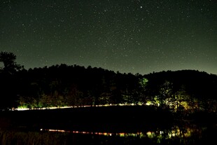 湖畔夜色星空与灯火