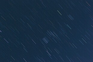 夜空中的星轨美景