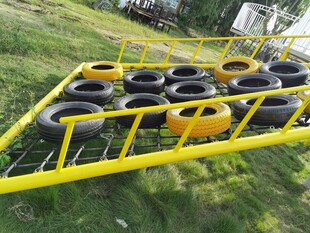 户外黄色轮胎游乐设施