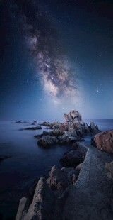 海边星空下的静谧岩石景观