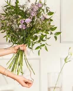 手持紫色花束的优雅瞬间