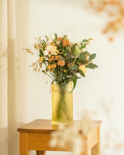 花瓶中的多彩花卉装饰