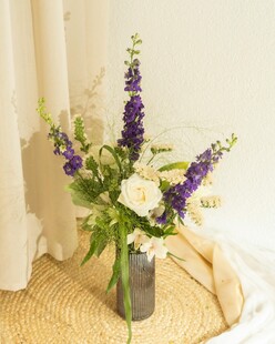 花瓶中的清新花卉组合