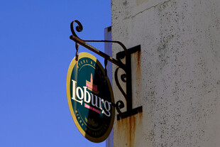 街角悬挂的Jolt可乐招牌