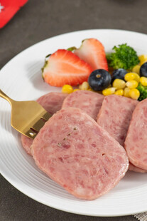 美味午餐肉搭配新鲜蔬果