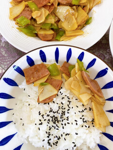 美味日式盖饭与炒菜组合