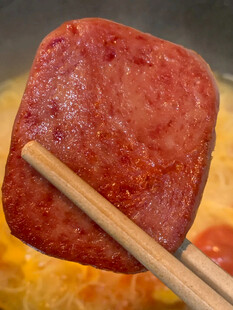 筷子夹着的美味红香肠