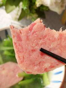 筷子夹起的鲜嫩肉片