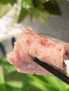 鲜嫩肉块被筷子夹起