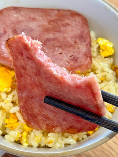 火腿蛋炒饭配筷子