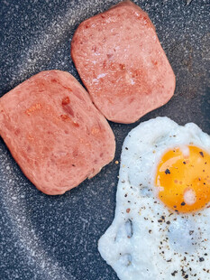 煎锅中的午餐肉与荷包蛋