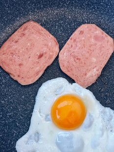 煎蛋配午餐肉的美味组合