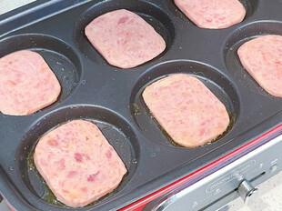 煎锅中的美味肉饼